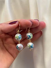 Load image into Gallery viewer, Flower bead earrings
